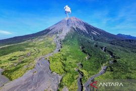 Gunung Semeru kembali erupsi semburkan abu setinggi 1 kilometer