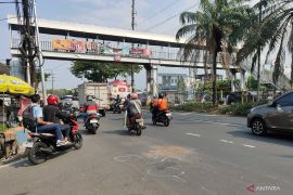 Pengendara sepeda motor ini tewas terlindas roda truk