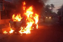 Diduga korsleting listrik, mobil mini MPV terbakar di Surabaya