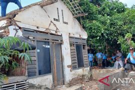 "Tim Dobrak" perbaiki rumah rusak milik lansia di Kediri