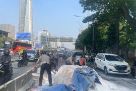 Jalan Gatot Subroto alami kepadatan imbas truk tabrak separator busway