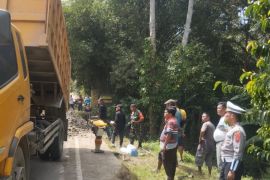 Ruas jalan putus, begini upaya Polres Simalungun lancarkan aktivitas warga