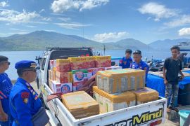 Polisi salurkan bantuan sembako untuk korban erupsi Gunung Lewotobi