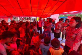 Polisi berikan trauma healing bagi anak-anak korban erupsi Lewotobi Laki-Laki