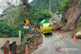 Kementerian PUPR membuka kembali jalan nasional tertutup longsor