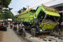 Truk bermuatan tanah dirusak warga di Tangerang Page 1 Small