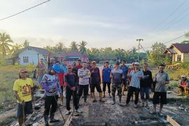 Polsek Bengkalis gotong royong perbaiki jalan rusak di Desa Kelemantan