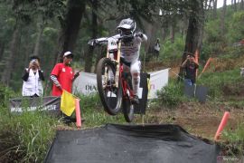 Pembalap Milatul Khaqimah-Riska Amelia raih emas-perak Kejuaraan Asia MTB