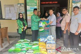 HAKLI Babel salurkan paket sembako korban banjir Pangkalpinang.