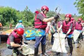 KLH dan sejumlah komunitas bersih-bersih Sungai Ciliwung Bogor