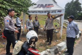 Petugas gabungan amankan sejumlah truk tanah langgar jam operasional