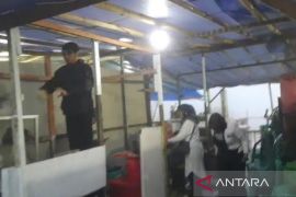 Pedagang bongkar mandiri lapak jelang penertiban tahap III di kawasan Puncak