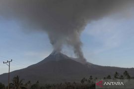 Debu vulkanik Gunung Lewotobi Laki-laki sampai ke Pulau Lombok