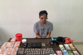Ditresnarkoba Polda Babel ringkus pria paruh baya miliki puluhan paket sabu dan sepucuk senjata