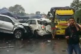 Kronologi kecelakaan maut di Tol Cipularang, libatkan 17 kendaraan dan 1 tewas