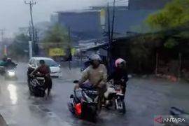Sejumlah ruas jalan di Cikarang Bekasi tergenang akibat hujan deras