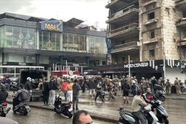 Beirut diterjang banjir, warga terjebak dalam mobil