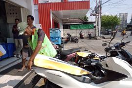 Juru parkir di Mataram dibekali penutup jok motor dan kaca mobil