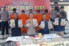 Polisi tangkap lima penyelundup 36,98 kilogram narkoba di batas RI-Malaysia