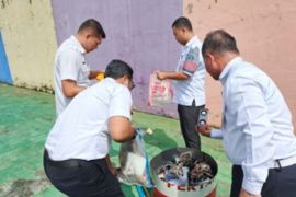 Kalapas Pekanbaru musnahkan gawai dan senjata tajamhasil razia blok WBP