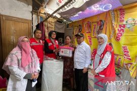 PMI salurkan paket bantuan untuk penyintas bencana puting beliung di Kota Sukabumi