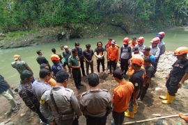 Tim SAR gabungan cari seorang pria lansia terbawa arus sungai Cipelang Sukabumi