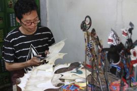 Kerajinan wayang mini berbahan limbah di Malang