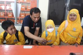 Wisata pos untuk edukasi siswa SD