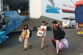 Penumpang terjebak penutupan bandara dari Flores tiba di Surabaya