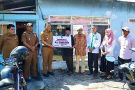 Pemkot Padang Panjang serahkan bantuan uang tunai kepada korban kebakaran di Balai-Balai