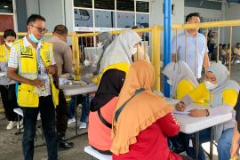 Balai Karantina Kesehatan Ambon periksa penyakit malaria di Pelabuhan Yos Sudaraso