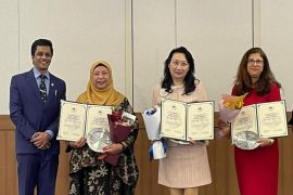 Sekretaris UI raih Medal of Merit Asia-Pacific Academic Consortium for Public Health