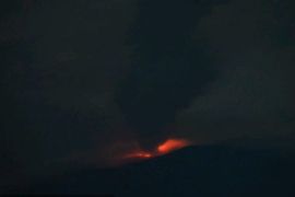 Gunung Ibu di Halmahera Barat keluarkan sinar api 100 meter