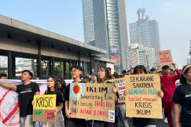 Hundreds of children, parents campaign for "Climate Care, Dengue Free"