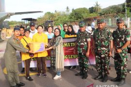 TNI kirim bantuan sosial untuk korban erupsi Gunung Lewotobi