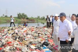 Bupati Bekasi instruksikan DLH segera angkut sampah di bantaran Kali CBL