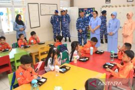 Lanud Dhomber uji coba makan siang gratis dukung program Presiden