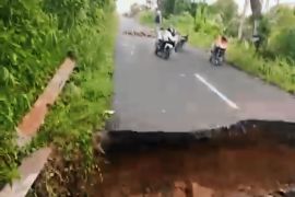 Jalan penghubung OKU Selatan dan OKU Timur putus akibat longsor