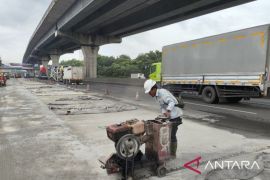 Jasamarga rekonstruksi jalan di Km 32 Tol Japek