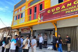 Polres Karimun kawal pengepakan logistik Pilkada 2024
