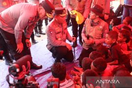 Tinjau posko pengungsian erupsi Lewotobi, Kapolri pastikan pelayanan dan kebutuhan warga