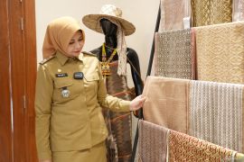 Dekranasda Kalbar mengajak perajin muda promosikan wastra khas daerah