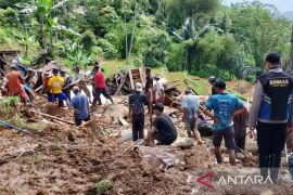 Rumah tertimbun dan rusak akibat longsor di Cianjur