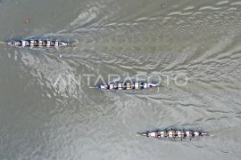 Lomba balap perahu naga