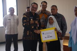 Pj Wako Payakumbuh serahkan bantuan sosial pendidikan