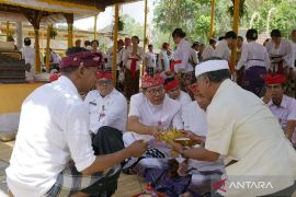 Pemkab Tabanan lakukan persembahyangan di Pura Bangli
