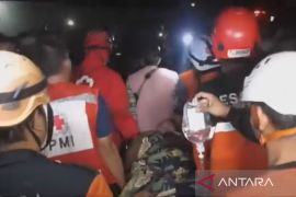 Relawan PMI Sukabumi berhasil evakuasi ibu hendak melahirkan terjebak longsor