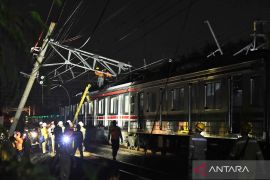 Tiang LAA miring menghambat  perjalanan Commuter Line Bekasi-Cikarang