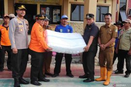 Forkopimda Kabupaten Bekasi serahkan bantuan logistik korban rob Muaragembong