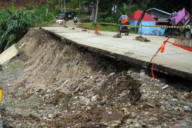 Jalan amblas di jalur Selingkar Wilis Tulungagung